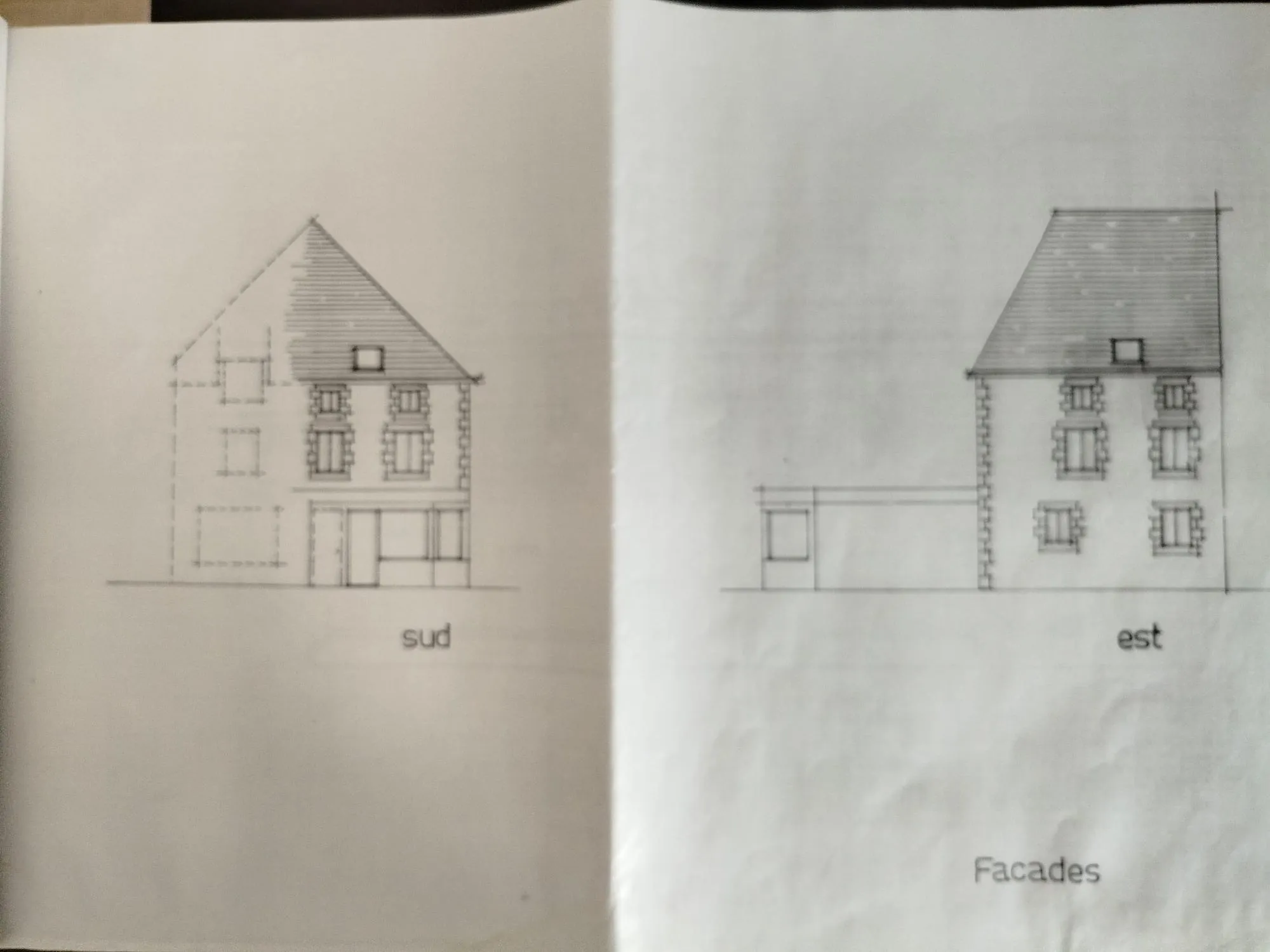 Maison de ville à vendre à Scaër avec grenier aménageable et terrasse 