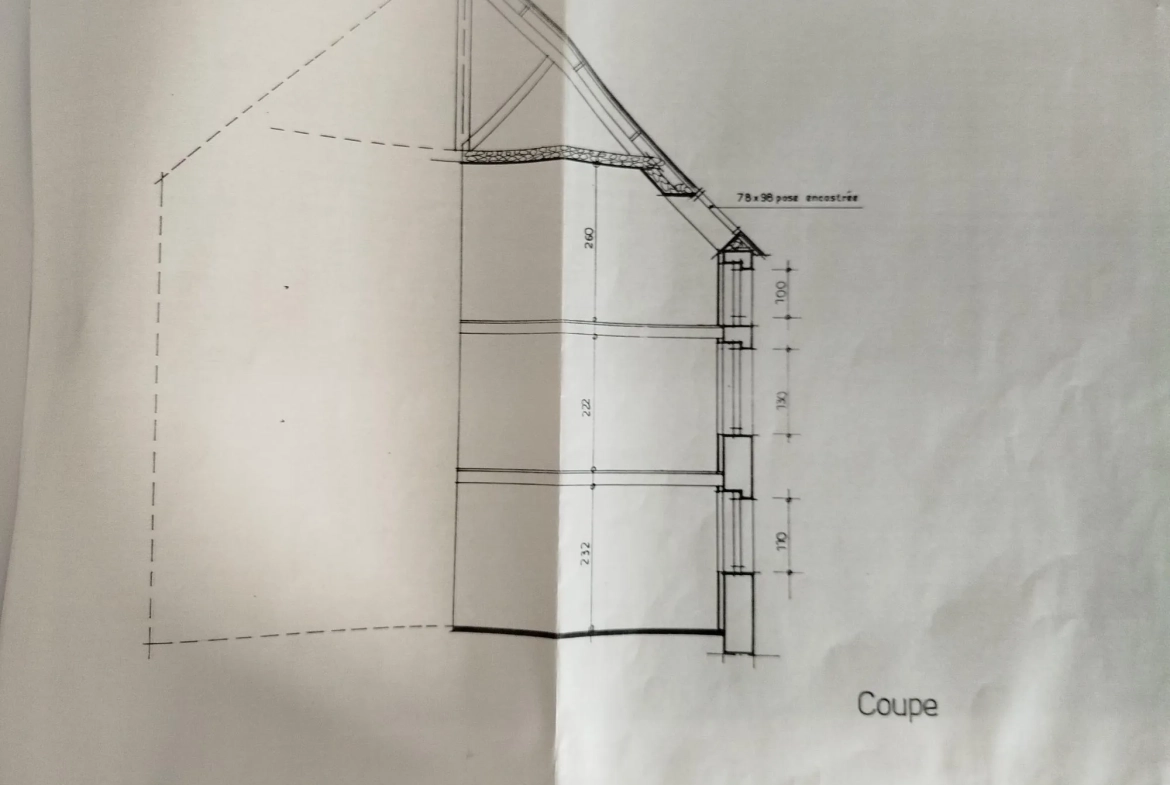 Maison de ville à vendre à Scaër avec grenier aménageable et terrasse 