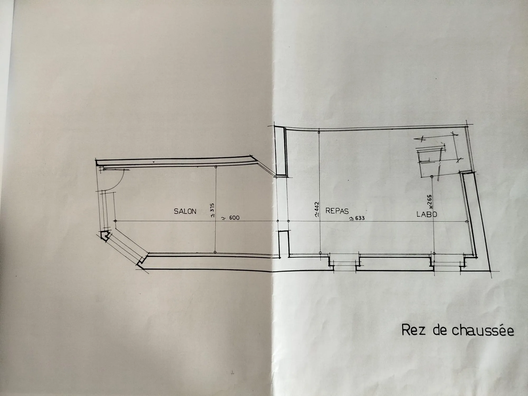 Maison de ville à vendre à Scaër avec grenier aménageable et terrasse 