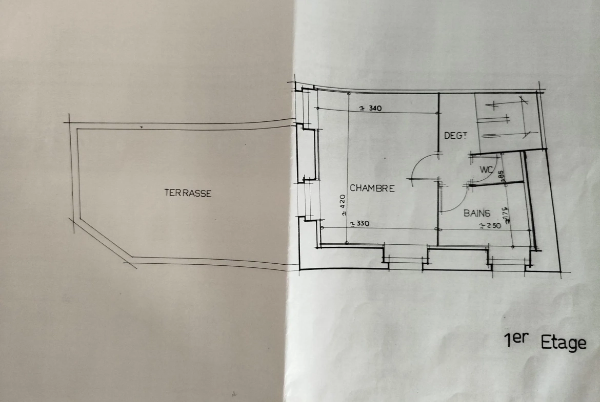 Maison de ville à vendre à Scaër avec grenier aménageable et terrasse 