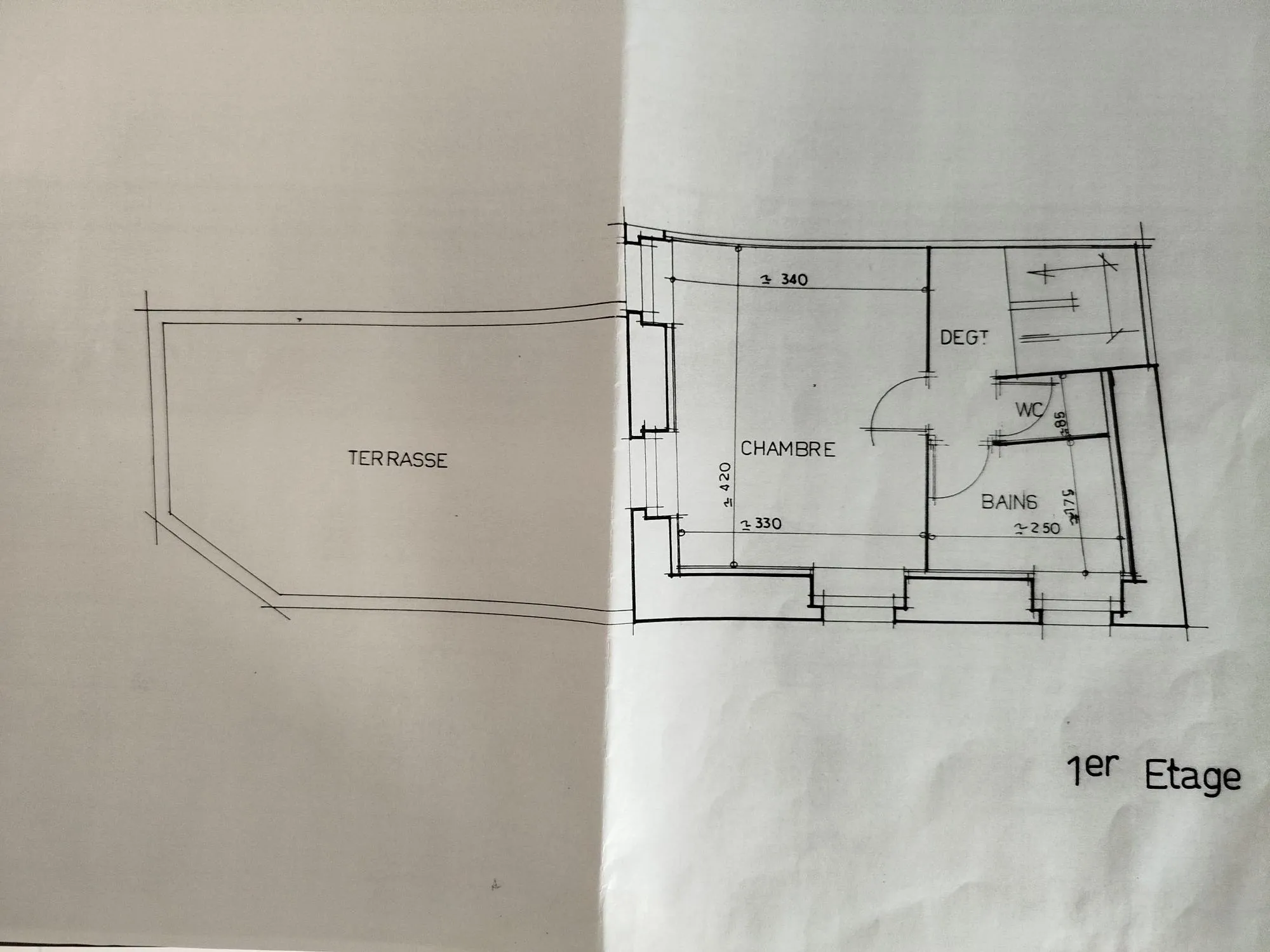 Maison de ville à vendre à Scaër avec grenier aménageable et terrasse 