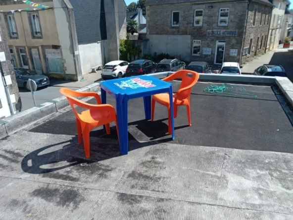 Maison de ville à vendre à Scaër avec grenier aménageable et terrasse