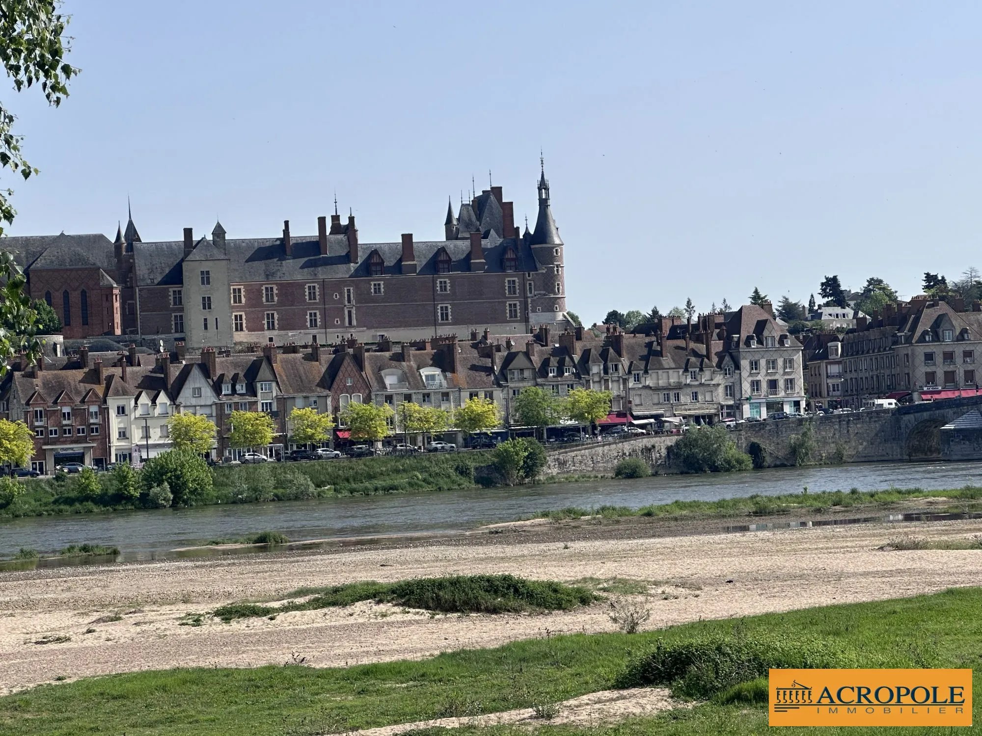 Belle vue Maison à vendre à Gien avec vue sur château et Loire, terrain de 1032 m² 