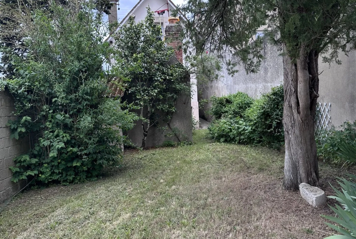 Cui Maison à vendre à Gien avec vue sur château et Loire, terrain de 1032 m² 