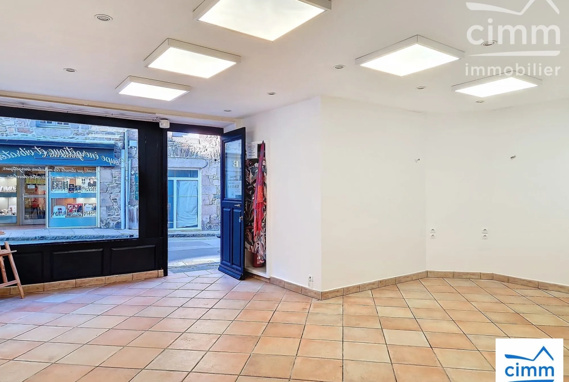 Boutique de 38 m² avec grande vitrine à Tréguier, emplacement privilégié 