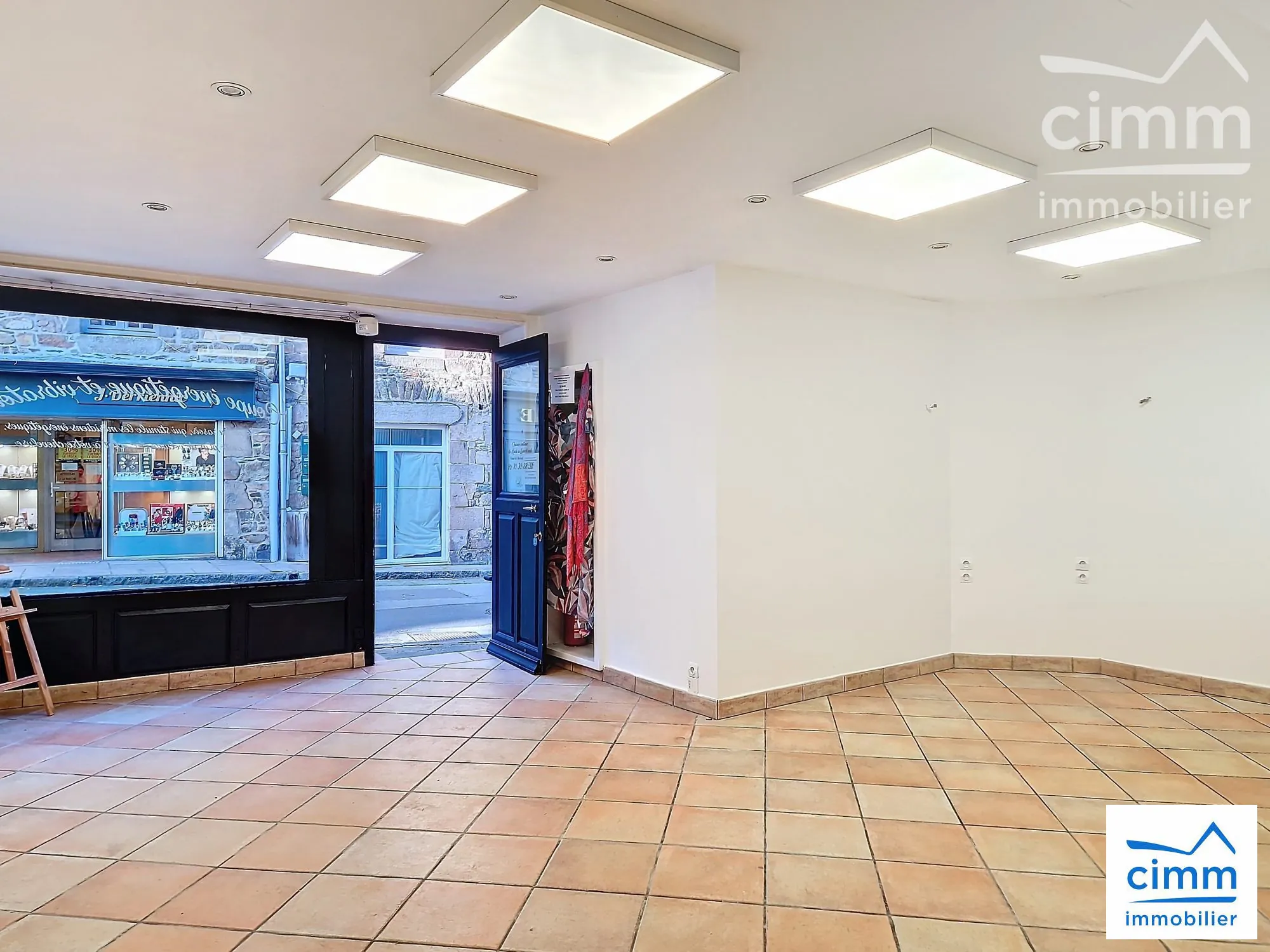 Boutique de 38 m² avec grande vitrine à Tréguier, emplacement privilégié 