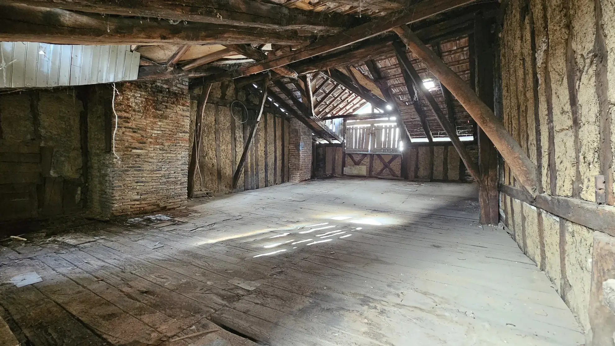 Immeuble à rénover avec fort potentiel à Tulle, centre historique 