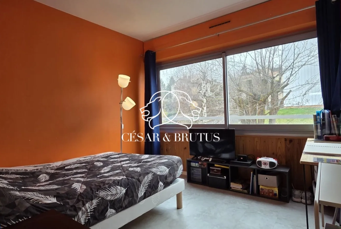 Appartement T4 lumineux avec balcon, cave et parking privé à Le Puy-en-Velay 