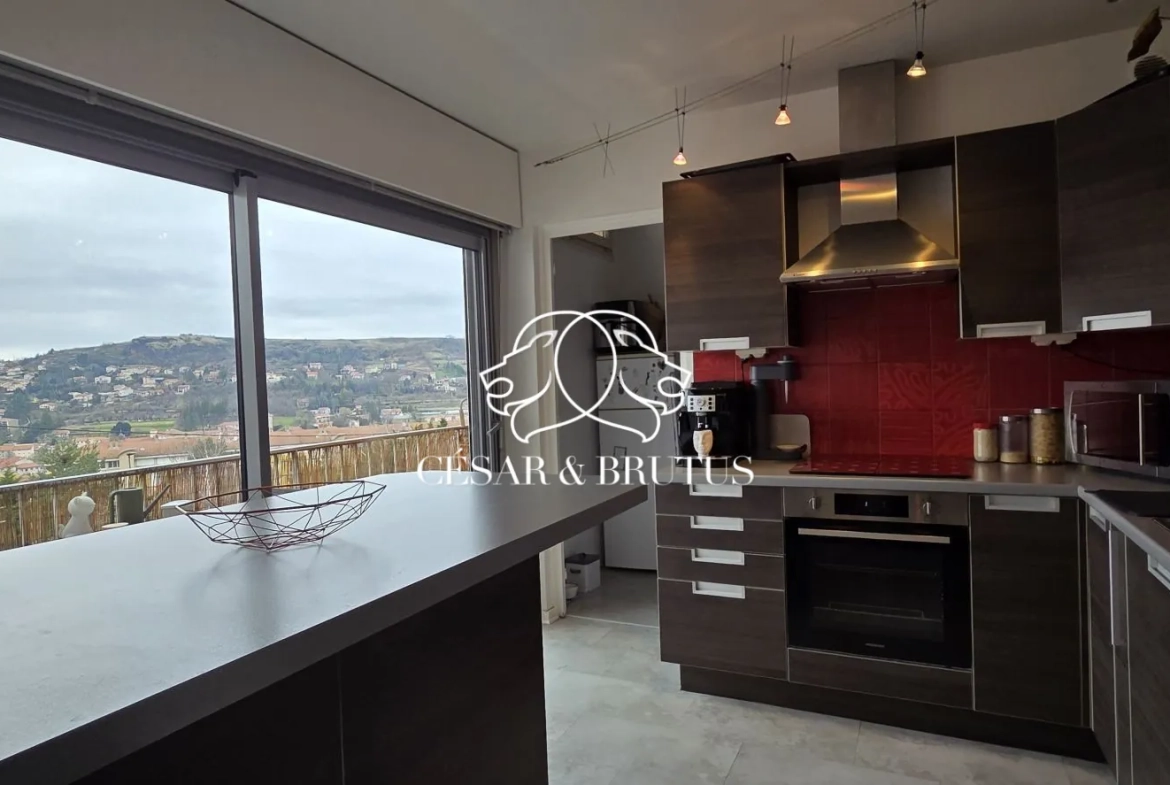 Appartement T4 lumineux avec balcon, cave et parking privé à Le Puy-en-Velay 