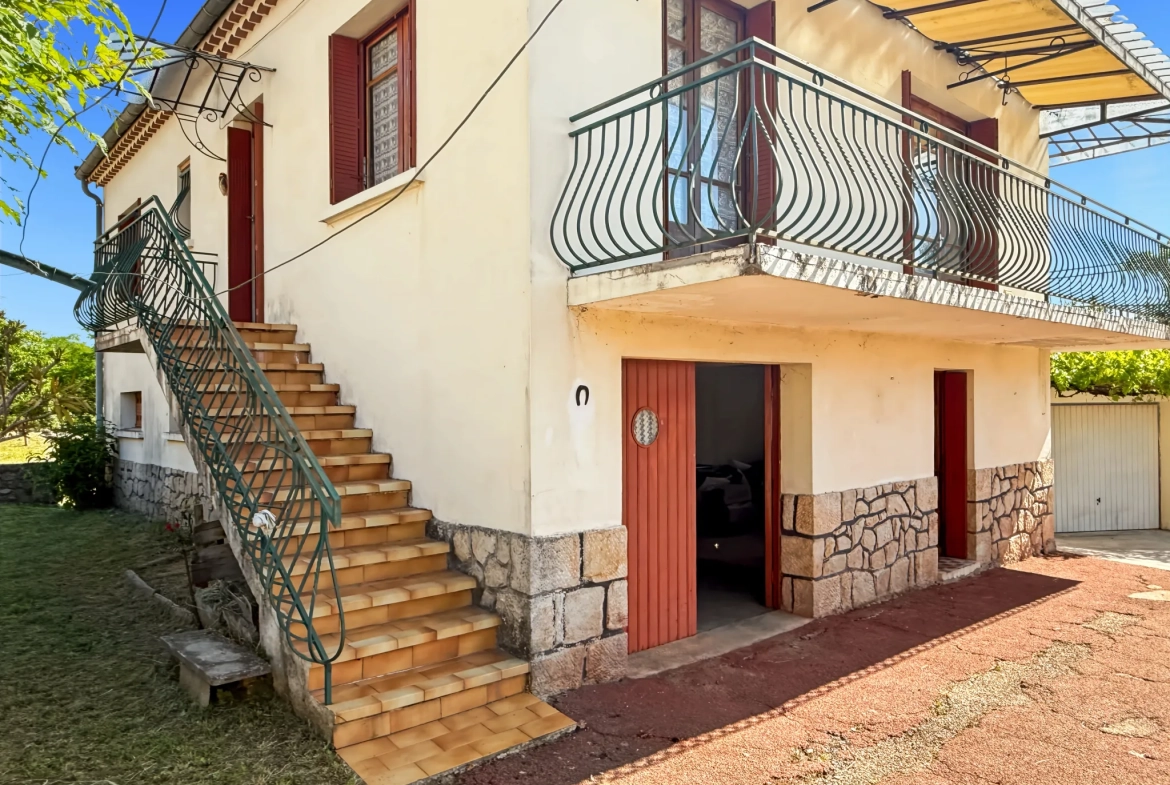 Maison des Années 60 avec Terrasse, Jardin et Vue Panoramique à Labégude 
