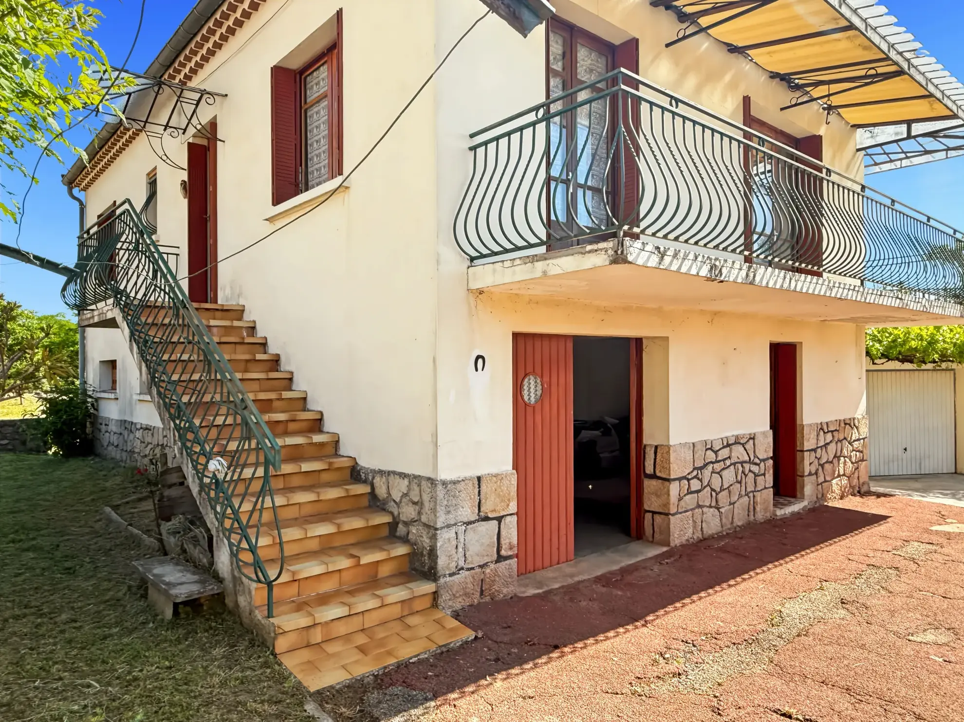 Maison des Années 60 avec Terrasse, Jardin et Vue Panoramique à Labégude 