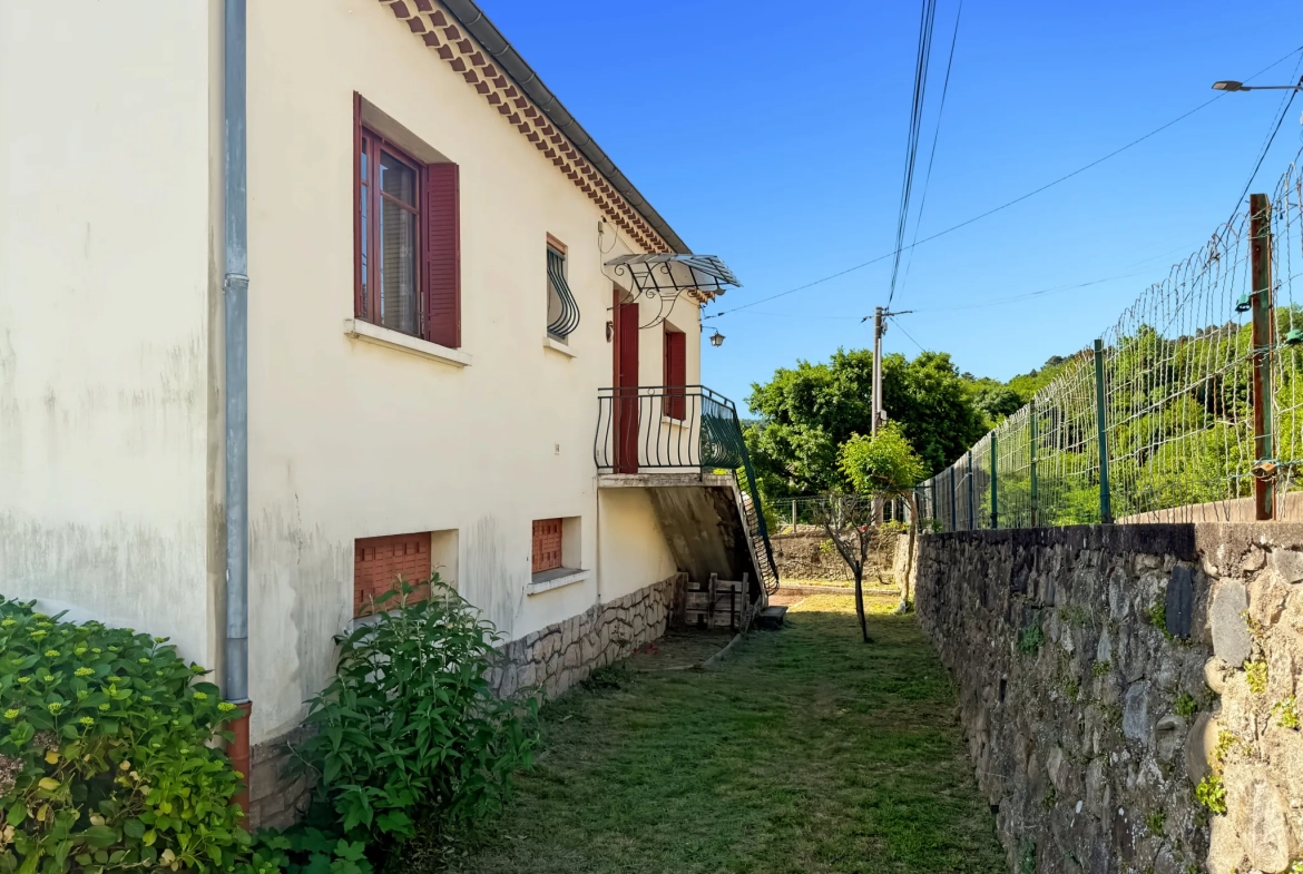 Maison des Années 60 avec Terrasse, Jardin et Vue Panoramique à Labégude 