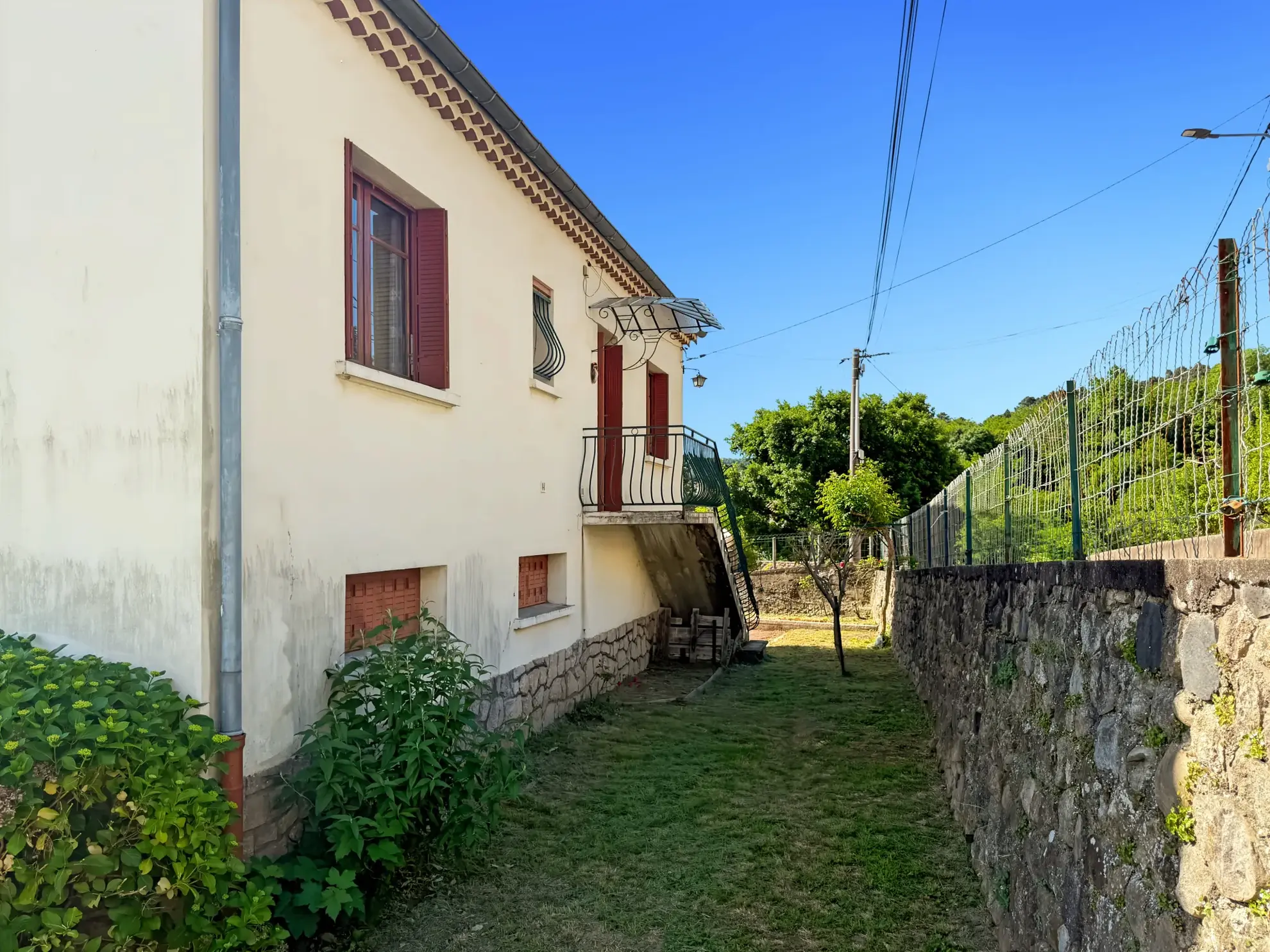 Maison des Années 60 avec Terrasse, Jardin et Vue Panoramique à Labégude 