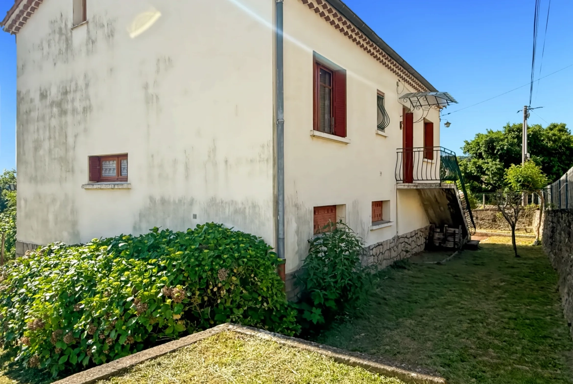 Maison des Années 60 avec Terrasse, Jardin et Vue Panoramique à Labégude 