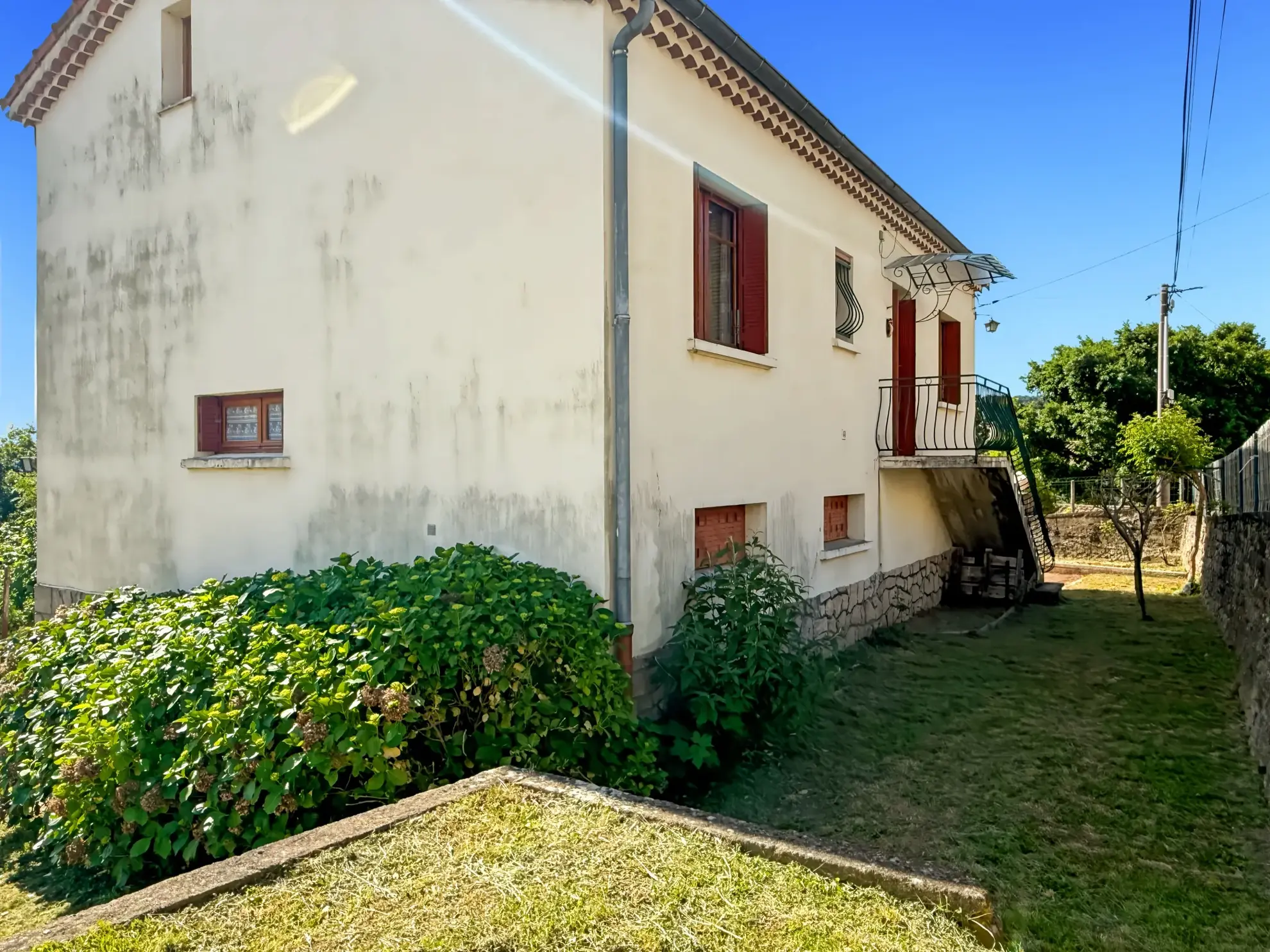 Maison des Années 60 avec Terrasse, Jardin et Vue Panoramique à Labégude 