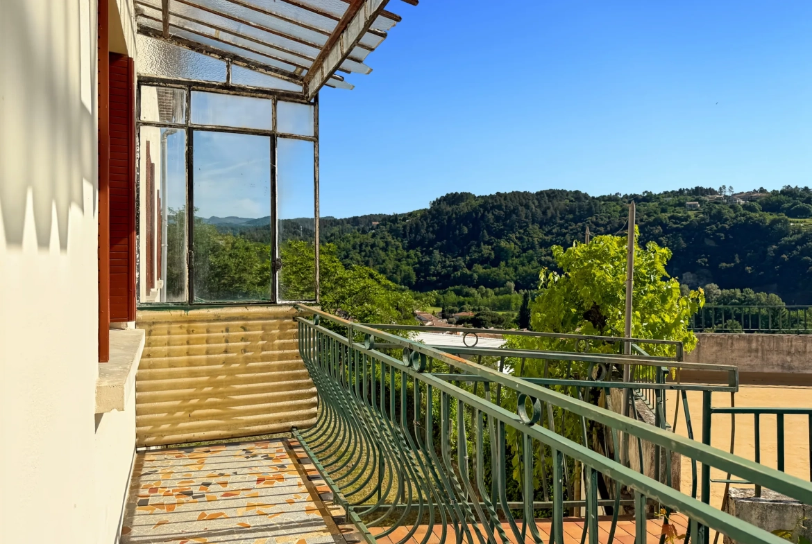 Maison des Années 60 avec Terrasse, Jardin et Vue Panoramique à Labégude 