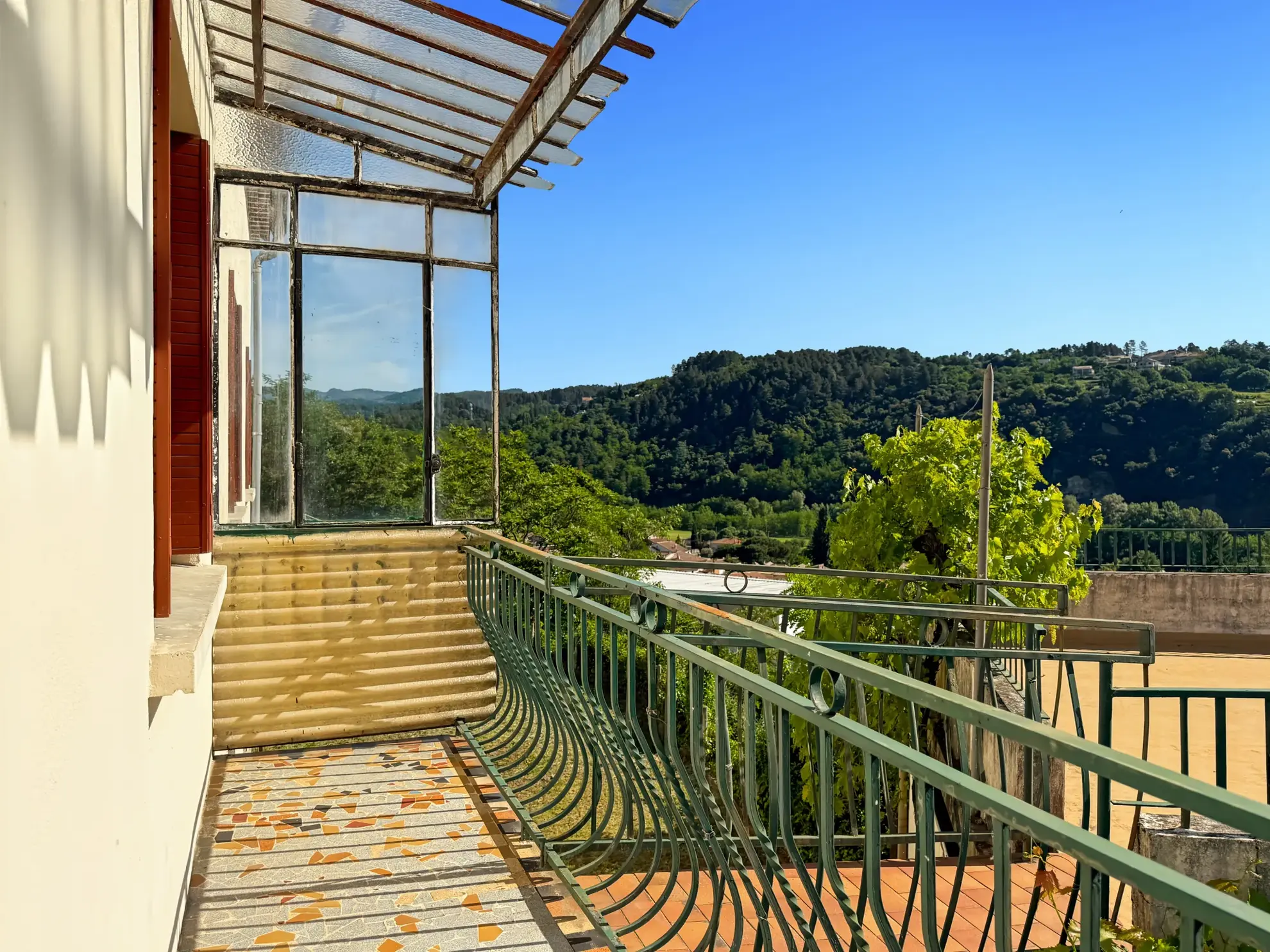 Maison des Années 60 avec Terrasse, Jardin et Vue Panoramique à Labégude 
