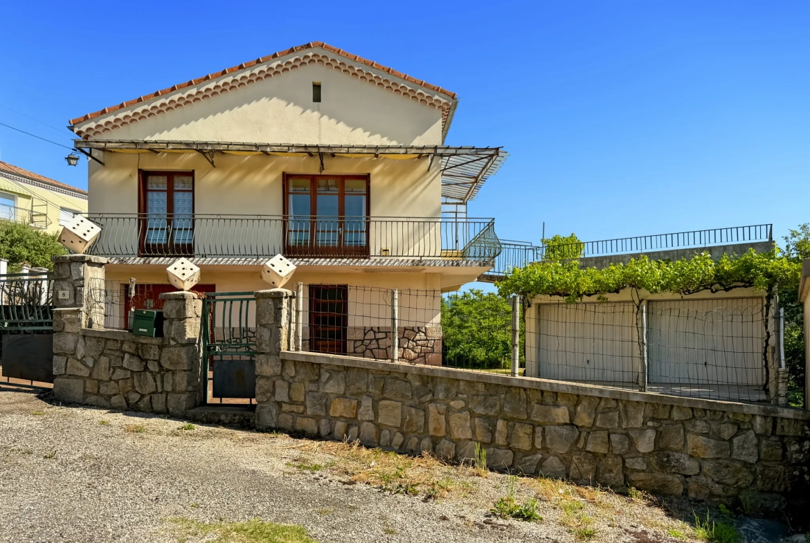 Maison des Années 60 avec Terrasse, Jardin et Vue Panoramique à Labégude 