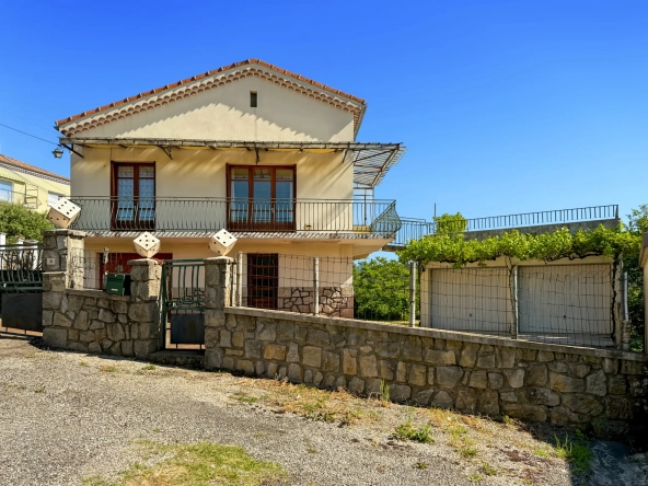 Maison des Années 60 avec Terrasse, Jardin et Vue Panoramique à Labégude