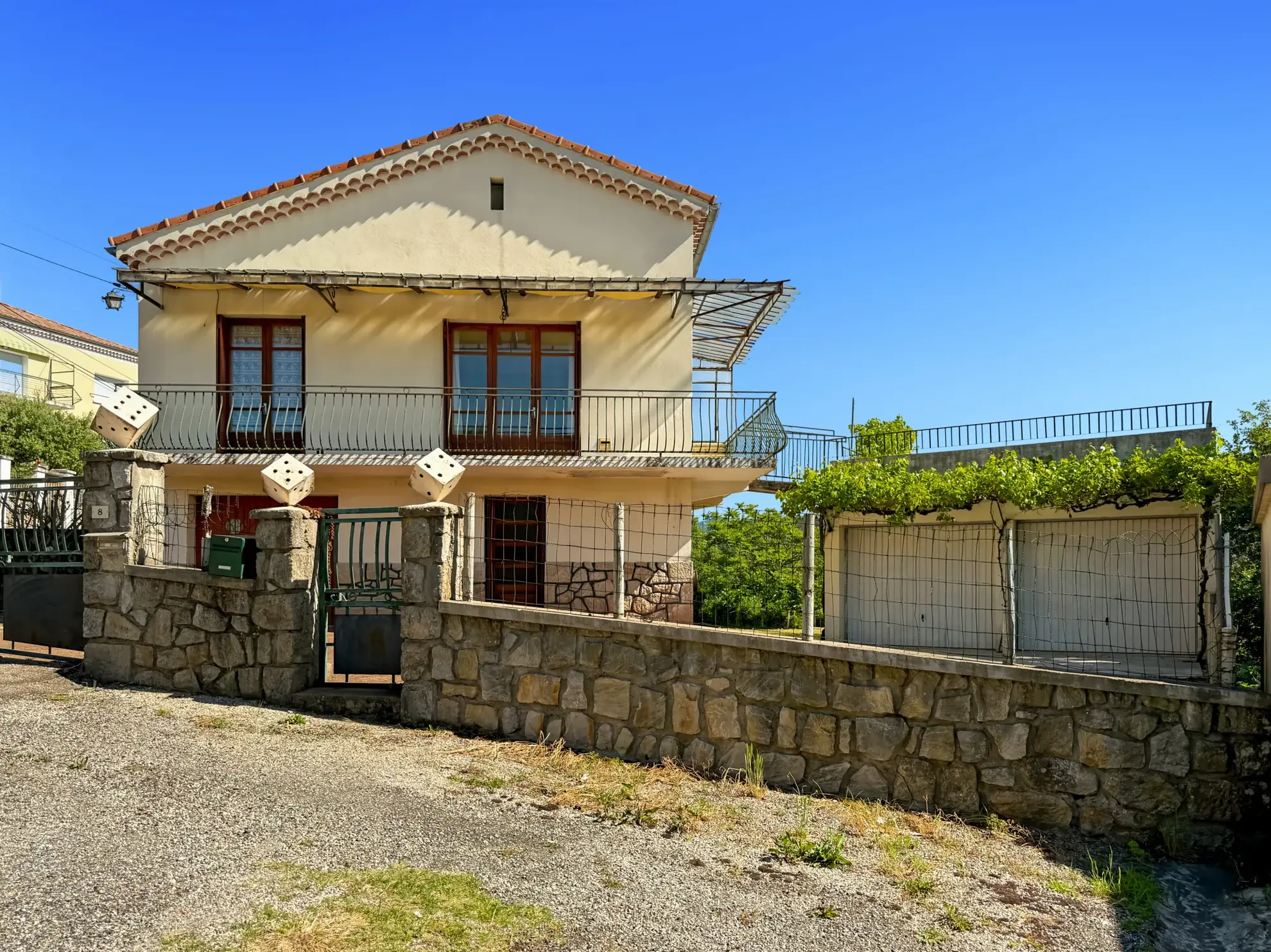 Maison des Années 60 avec Terrasse, Jardin et Vue Panoramique à Labégude 