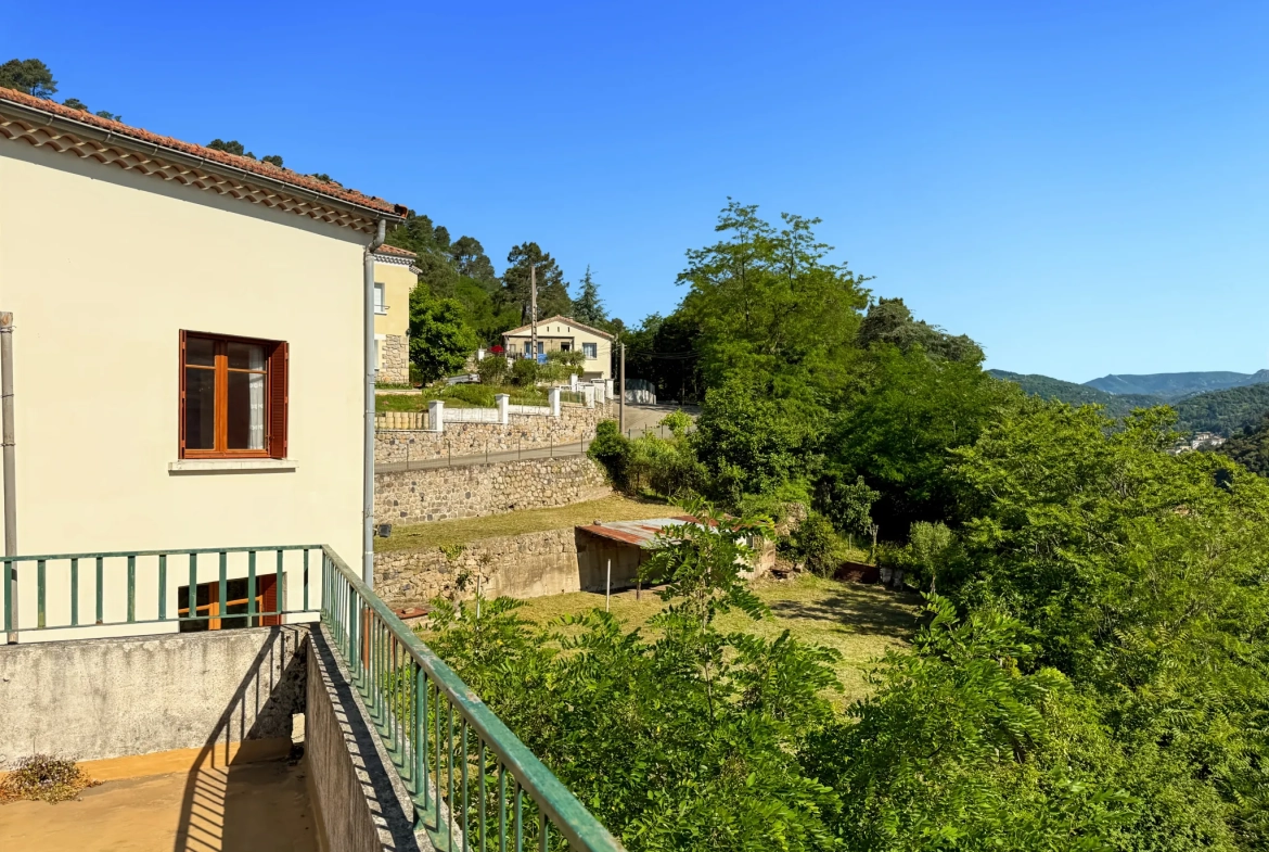 Maison des Années 60 avec Terrasse, Jardin et Vue Panoramique à Labégude 