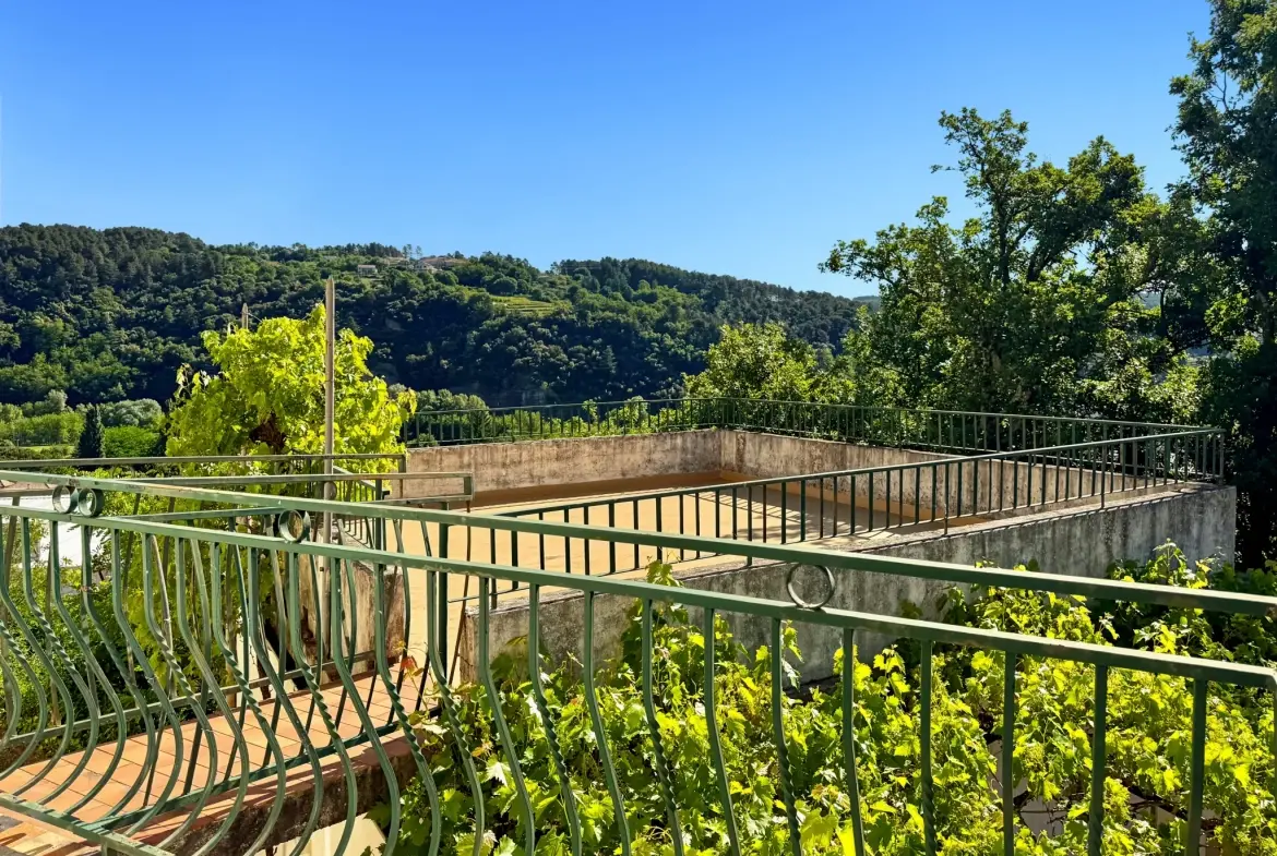 Maison des Années 60 avec Terrasse, Jardin et Vue Panoramique à Labégude 