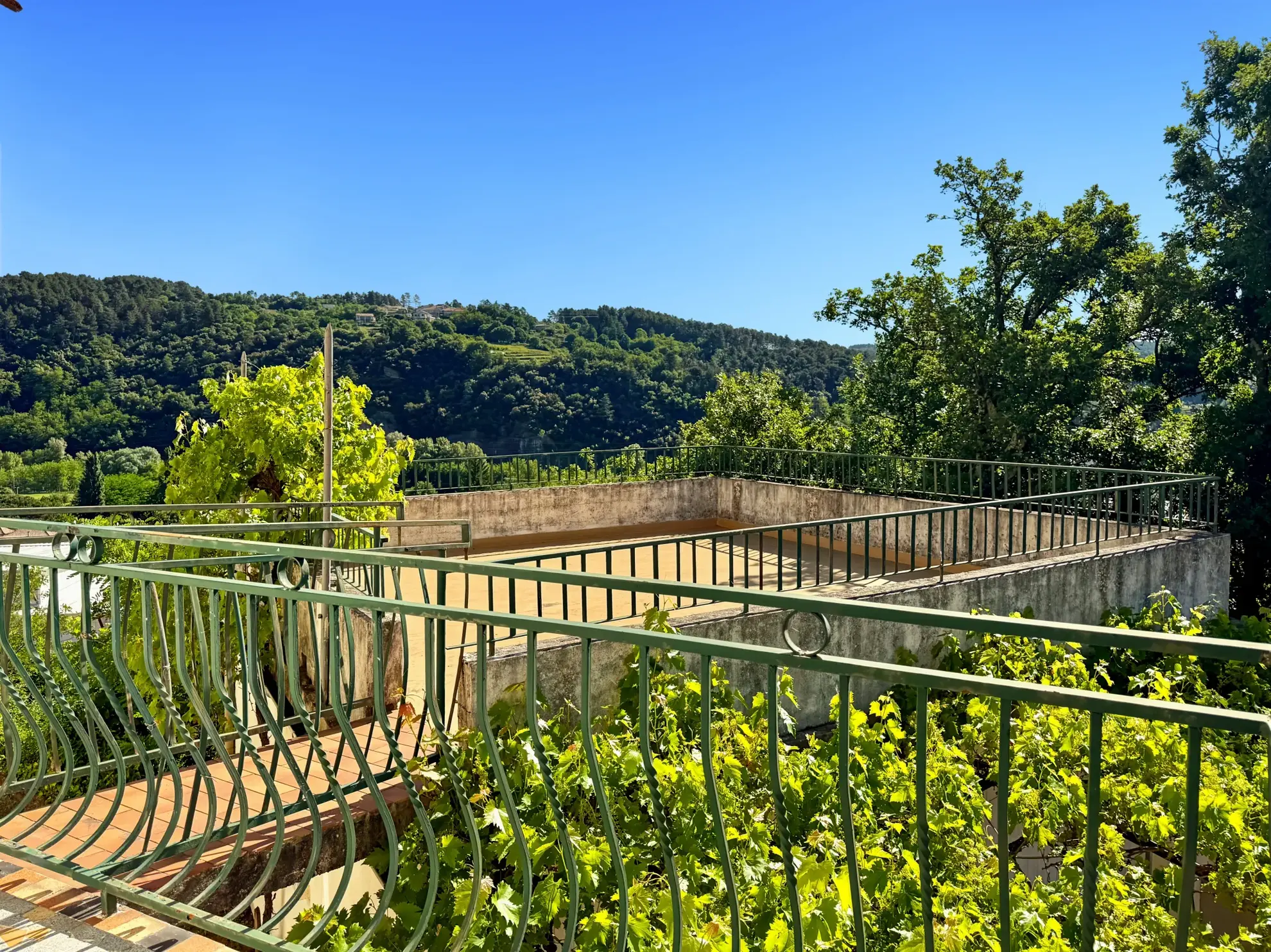Maison des Années 60 avec Terrasse, Jardin et Vue Panoramique à Labégude 