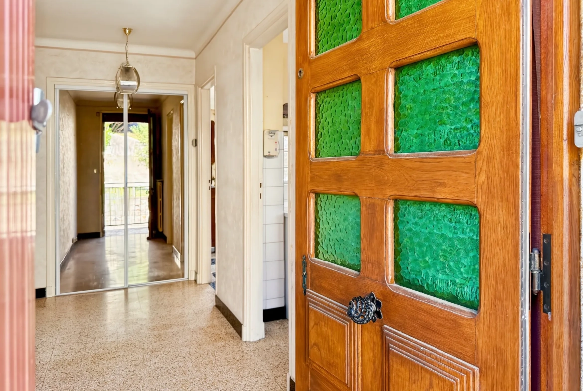 Maison des Années 60 avec Terrasse, Jardin et Vue Panoramique à Labégude 