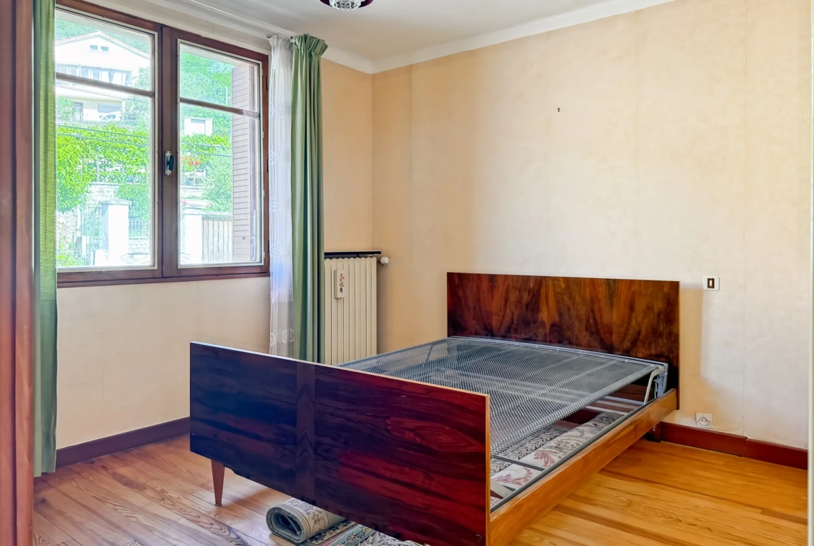 Maison des Années 60 avec Terrasse, Jardin et Vue Panoramique à Labégude 