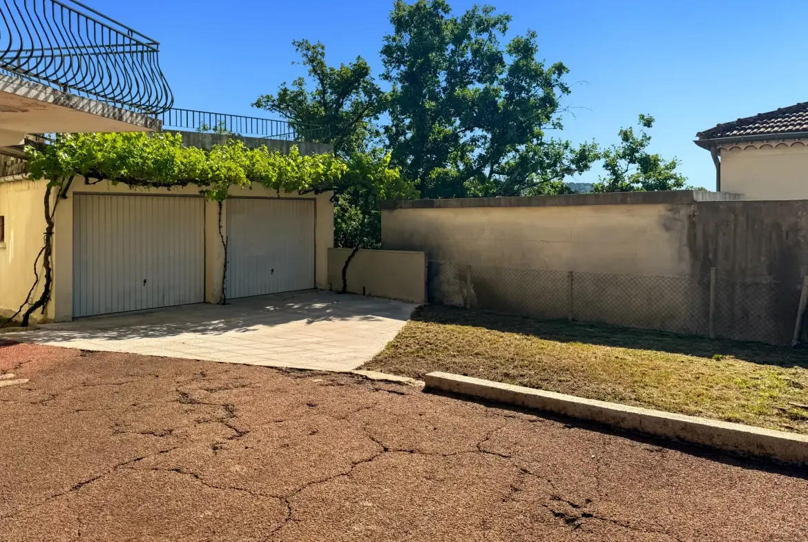 Maison des Années 60 avec Terrasse, Jardin et Vue Panoramique à Labégude 