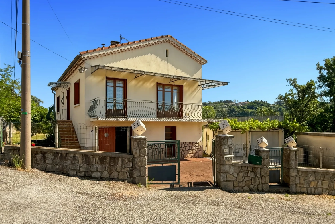 Maison des Années 60 avec Terrasse, Jardin et Vue Panoramique à Labégude 