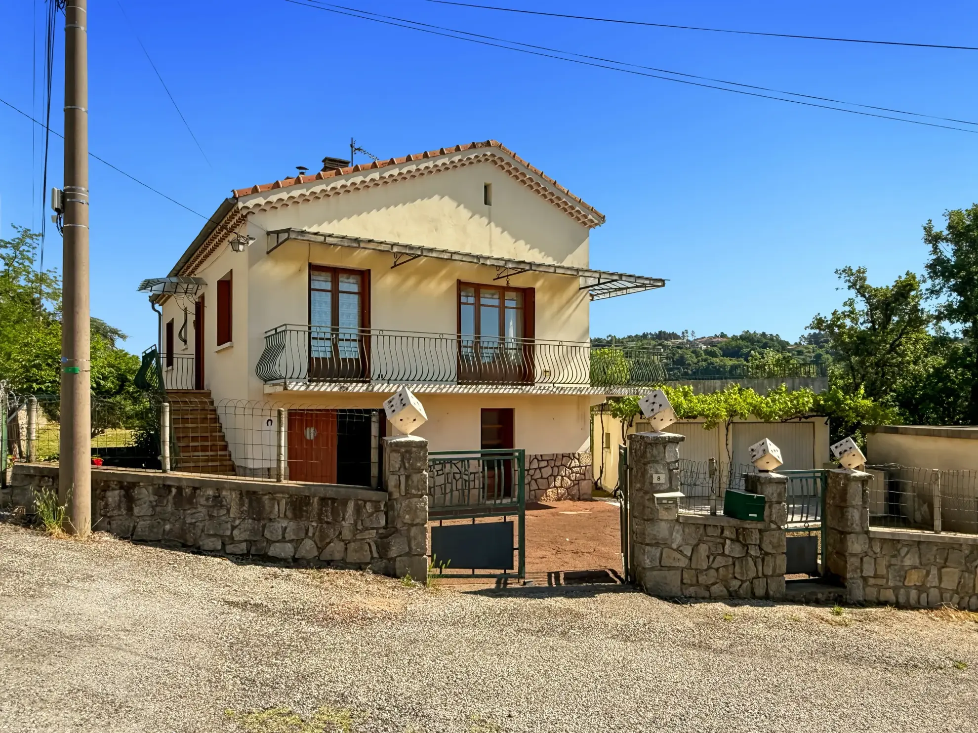 Maison des Années 60 avec Terrasse, Jardin et Vue Panoramique à Labégude 