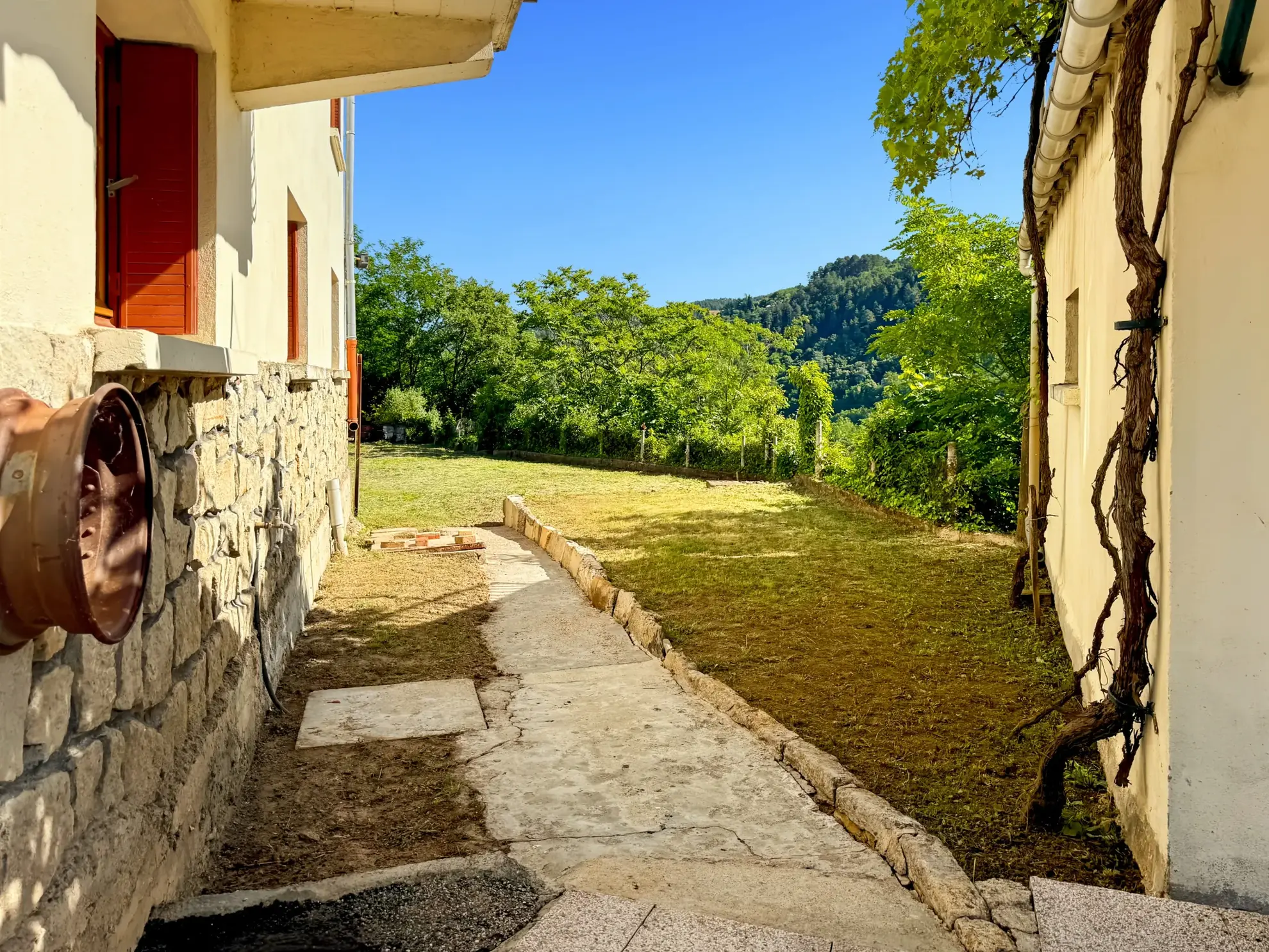 Maison des Années 60 avec Terrasse, Jardin et Vue Panoramique à Labégude 