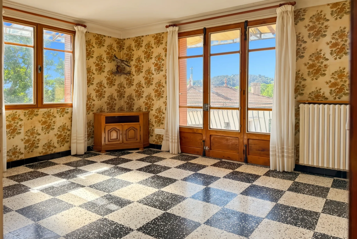 Maison des Années 60 avec Terrasse, Jardin et Vue Panoramique à Labégude 