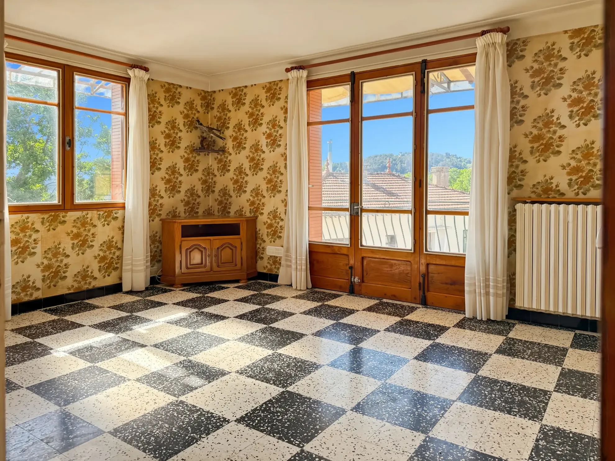 Maison des Années 60 avec Terrasse, Jardin et Vue Panoramique à Labégude 