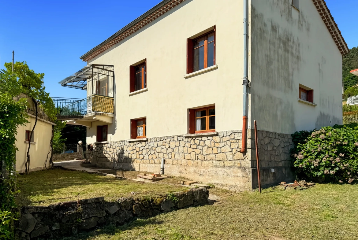 Maison des Années 60 avec Terrasse, Jardin et Vue Panoramique à Labégude 