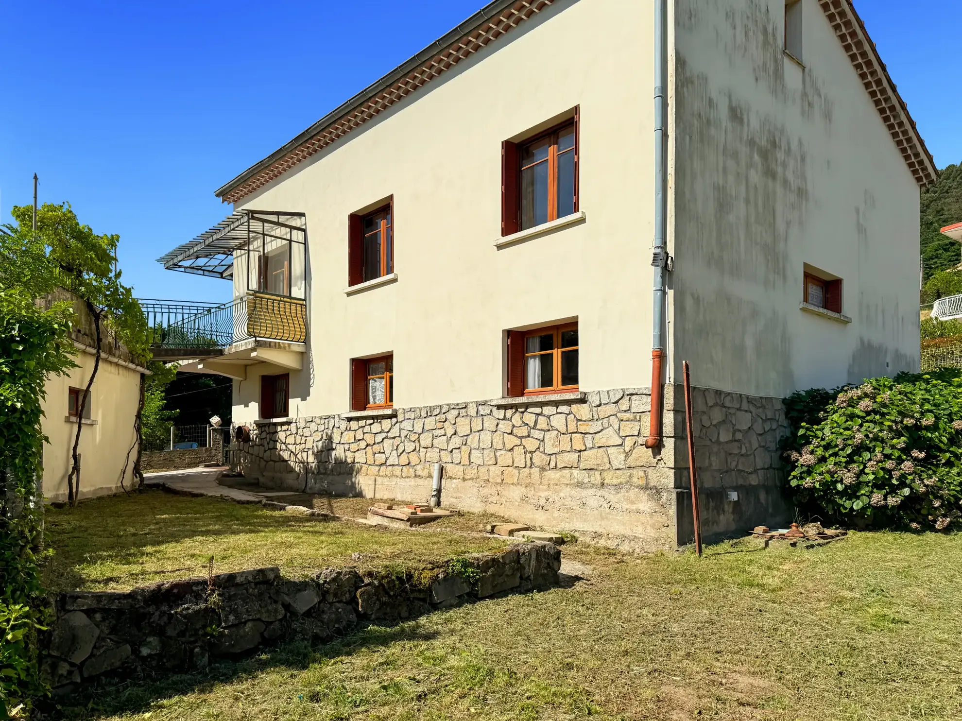 Maison des Années 60 avec Terrasse, Jardin et Vue Panoramique à Labégude 