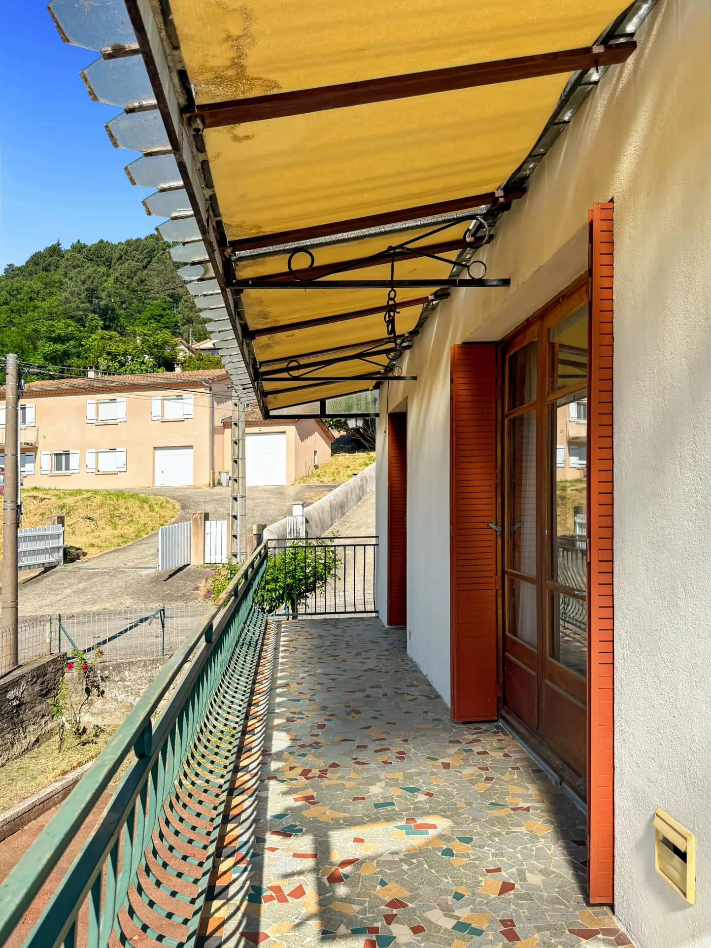 Maison des Années 60 avec Terrasse, Jardin et Vue Panoramique à Labégude 