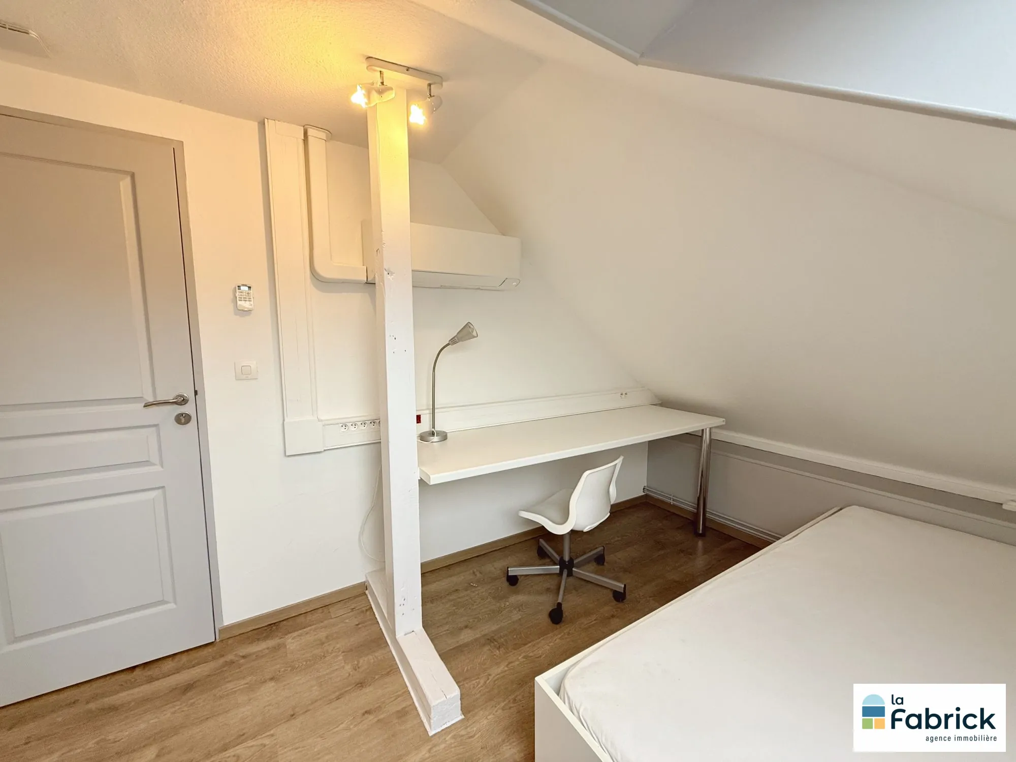 Appartement lumineux et rénové de 46m² à Strasbourg – Dernier étage, meublé 
