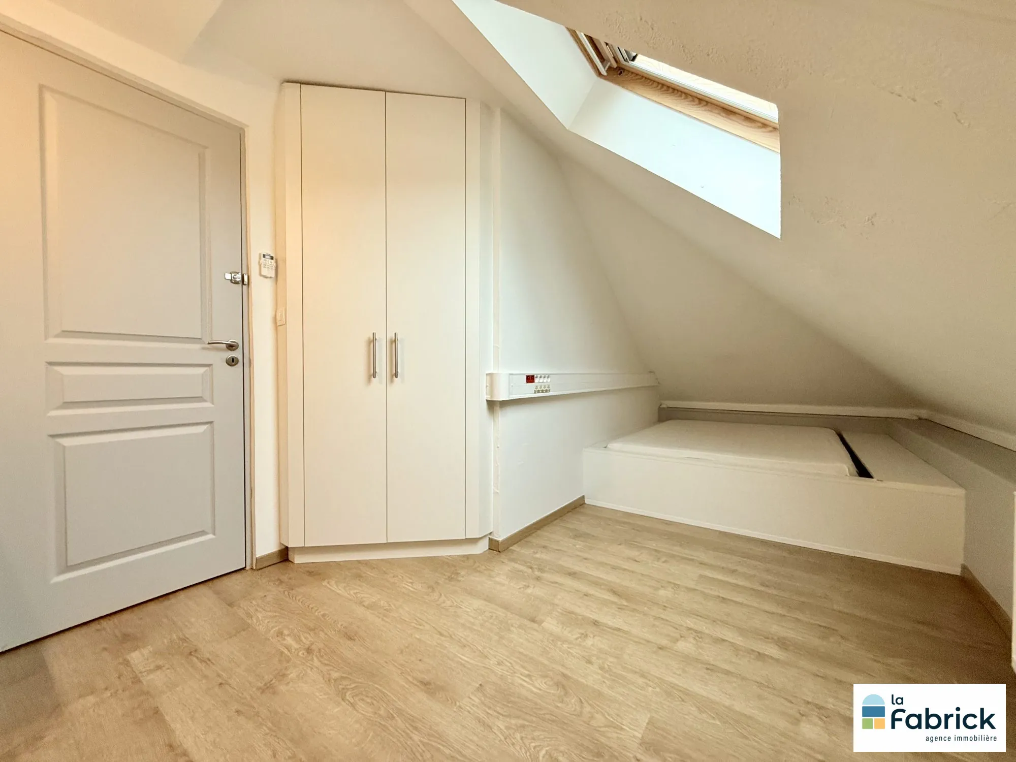 Appartement lumineux et rénové de 46m² à Strasbourg – Dernier étage, meublé 