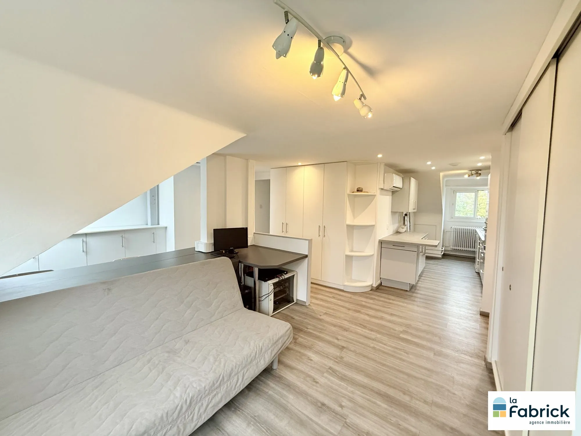 Appartement lumineux et rénové de 46m² à Strasbourg – Dernier étage, meublé 
