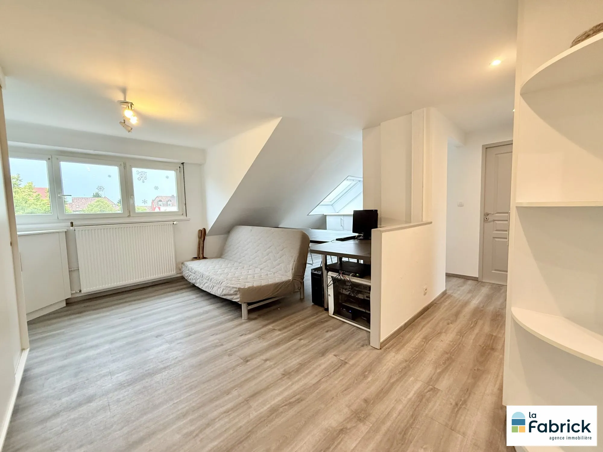Appartement lumineux et rénové de 46m² à Strasbourg – Dernier étage, meublé 