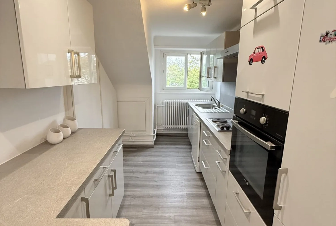 Appartement lumineux et rénové de 46m² à Strasbourg – Dernier étage, meublé 