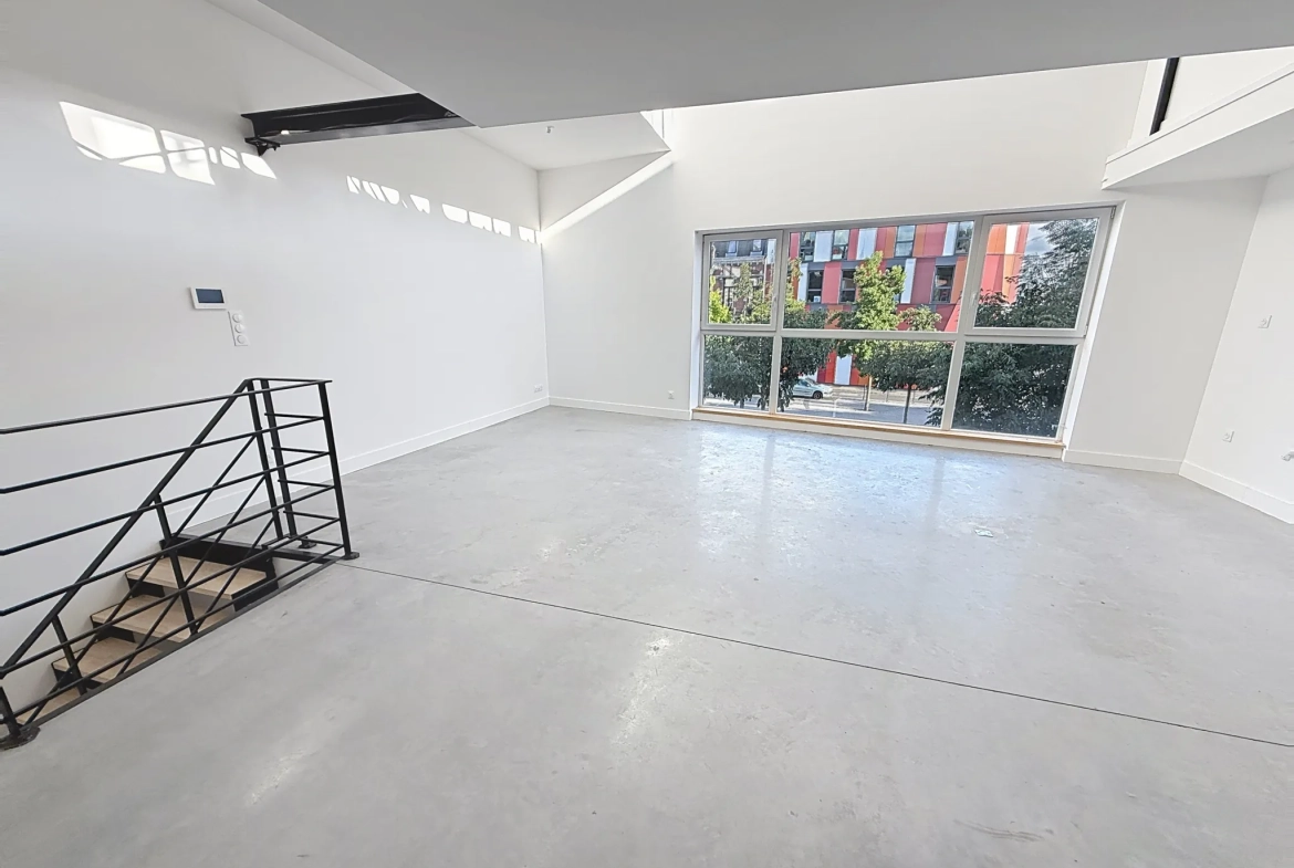 Luxueux loft rénové de 125 m² au centre de Roubaix avec terrasse et parking 