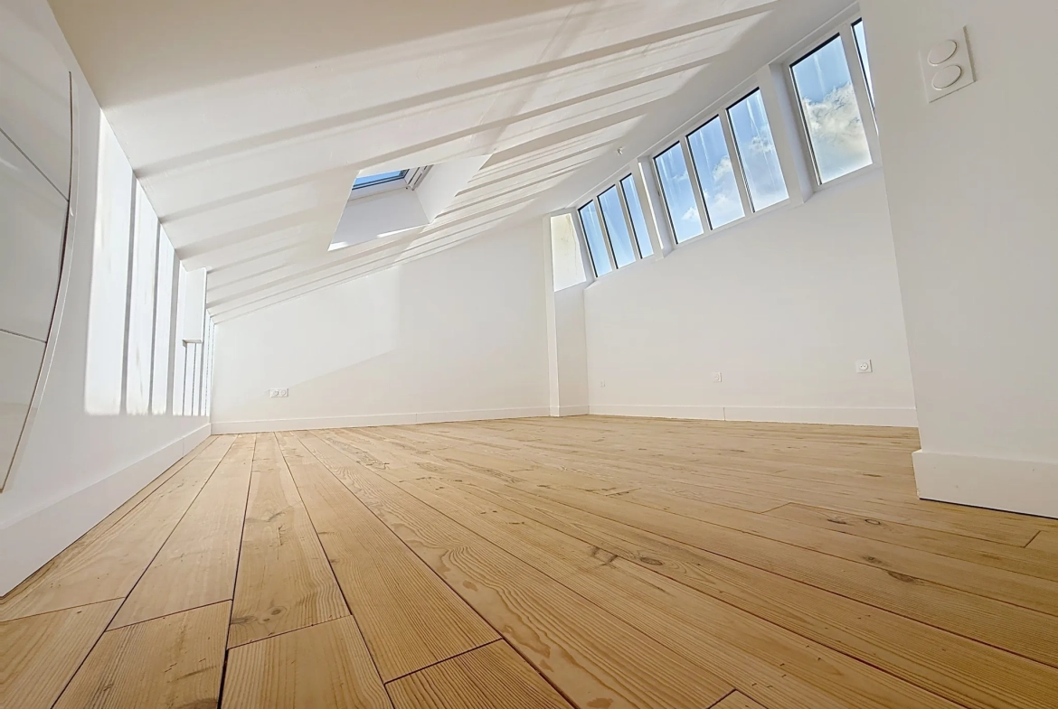 Luxueux loft rénové de 125 m² au centre de Roubaix avec terrasse et parking 