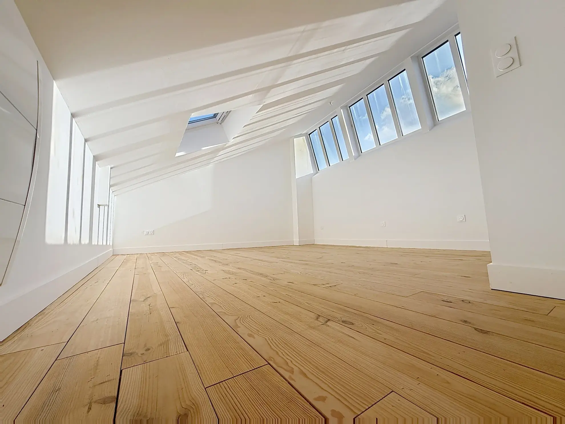 Luxueux loft rénové de 125 m² au centre de Roubaix avec terrasse et parking 