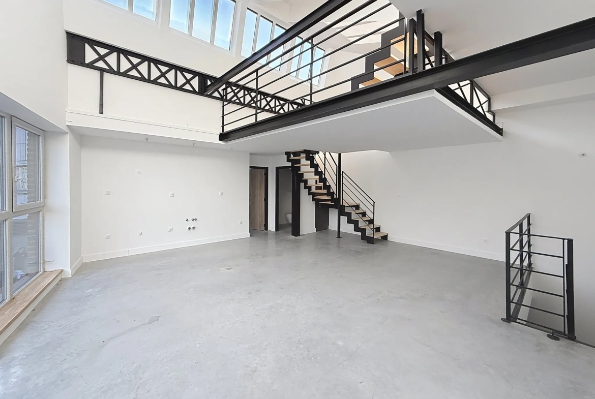 Luxueux loft rénové de 125 m² au centre de Roubaix avec terrasse et parking 