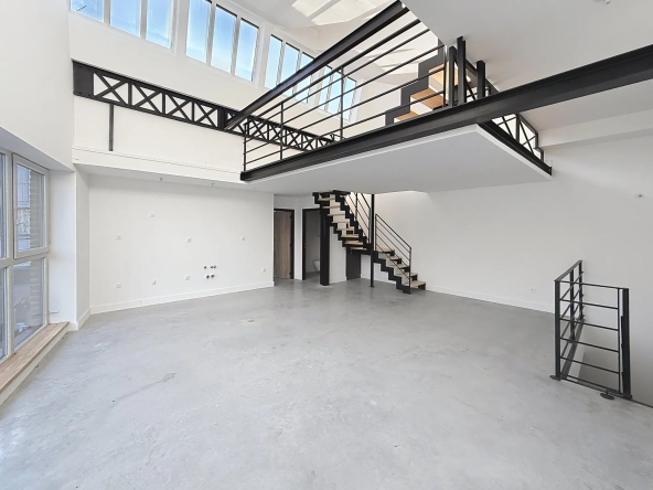 Luxueux loft rénové de 125 m² au centre de Roubaix avec terrasse et parking