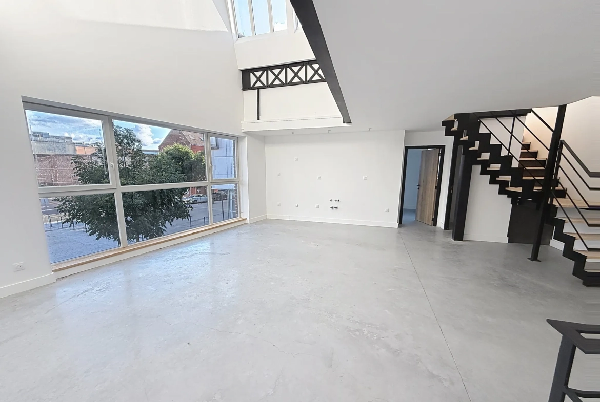 Luxueux loft rénové de 125 m² au centre de Roubaix avec terrasse et parking 