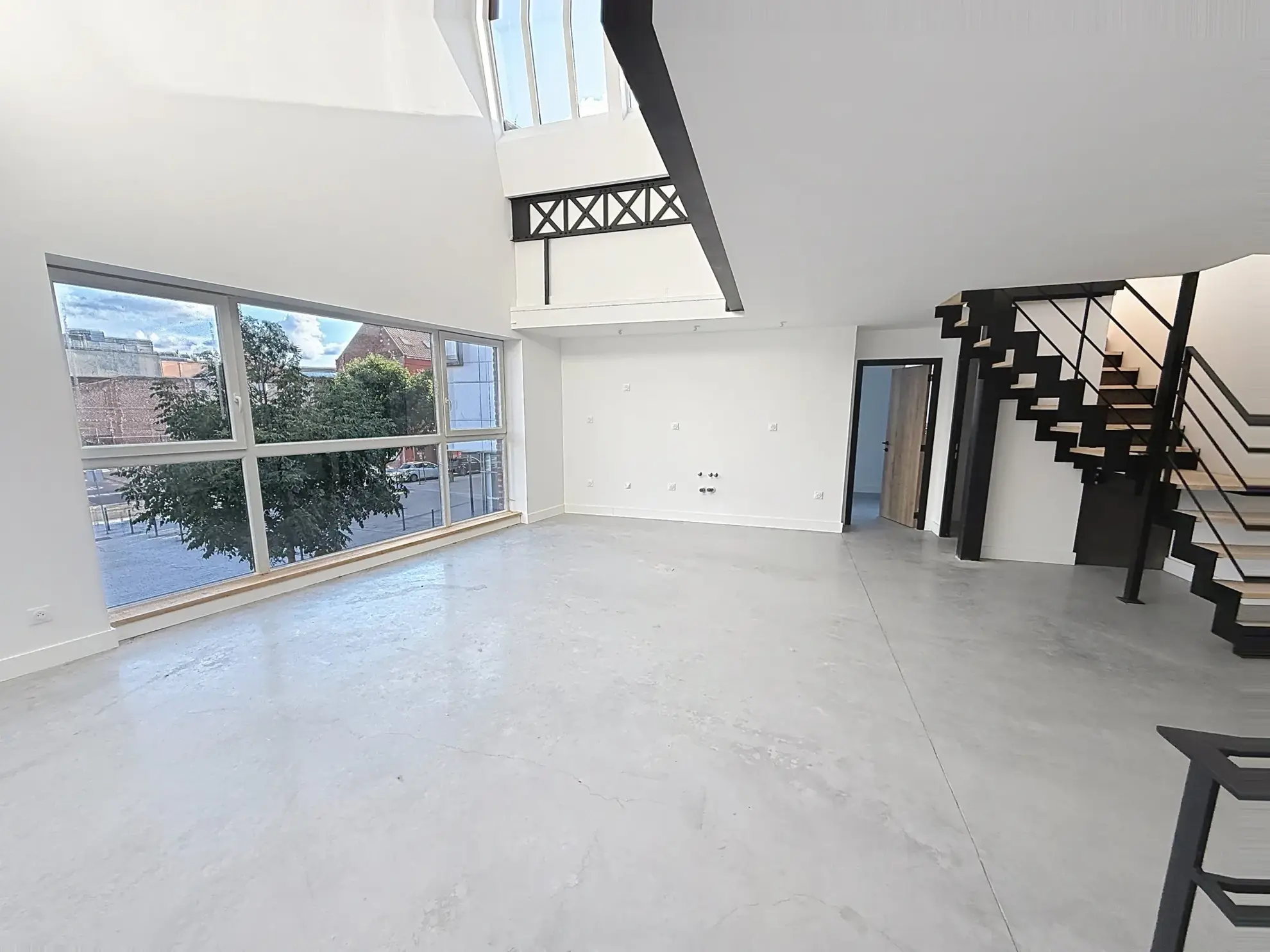 Luxueux loft rénové de 125 m² au centre de Roubaix avec terrasse et parking 